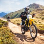 山を下るバイク