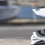 床にヘルメットを置く