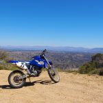 青い空とバイク