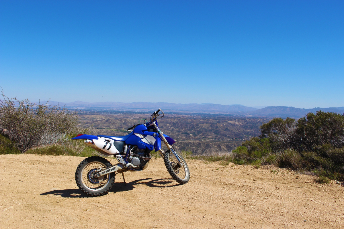 青い空とバイク